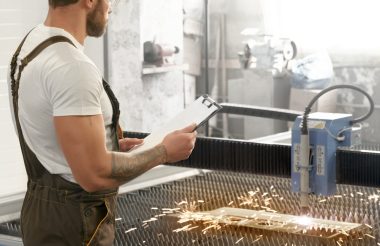 Cum influențează grosimea materialului viteza de tăiere a laserului?